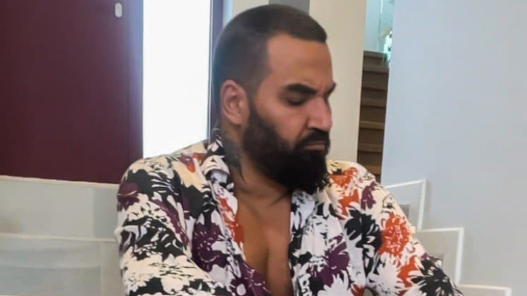 Aзис провежда странни тренировки