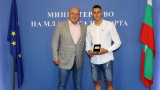  Министър Кралев награди бронзовия медалист от Световното състезание по плуване за юноши Йосиф Миладинов 