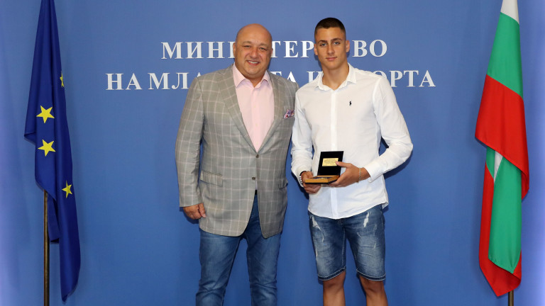Министър Кралев награди бронзовия медалист от Световното първенство по плуване за юноши Йосиф Миладинов
