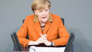 Меркел лобира за Юнкер във всичките си разговори
