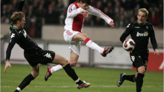 Аякс бие, но отпада от турнира за Купата на УЕФА