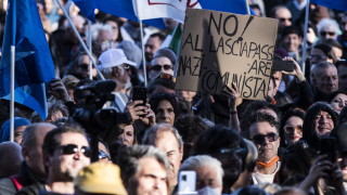 Протести срещу задължителния COVID паспорт в Италия 
