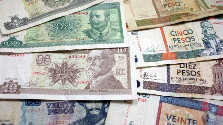 Единствената държава с 2 валути се отказва от тях. Как ще й се отрази това?