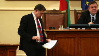 Подкрепления от депутати спасяват военния министър от медиите в парламента