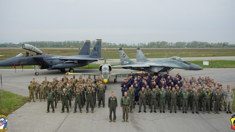 Екипажи на F-15 E се пребазираха в авиобаза Граф Игнатиево