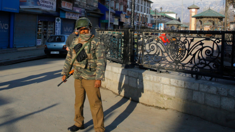 Най-малко 18 души са пострадали при взрив от граната на