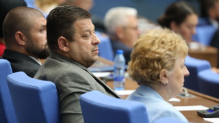 Първи спор между Възраждане и Величие в 50 ото Народно събрание