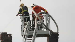 Три пожарни екипа гасят сградата на читалището в село Гложене