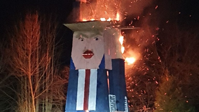 Дървена статуя, подиграваща се с американския президент Доналд Тръмп, е