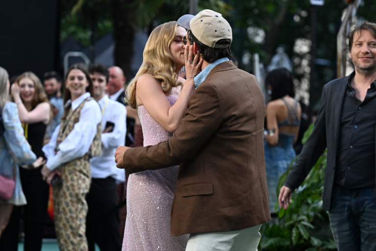 Моментите на деликатност на Скарлет Йохансон и Джонатан Бейли на премиерата на „ Джурасик свят: Прераждане ”