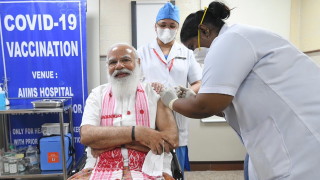 Премиерът на Индия Нарендра Моди се имунизира с първата доза
