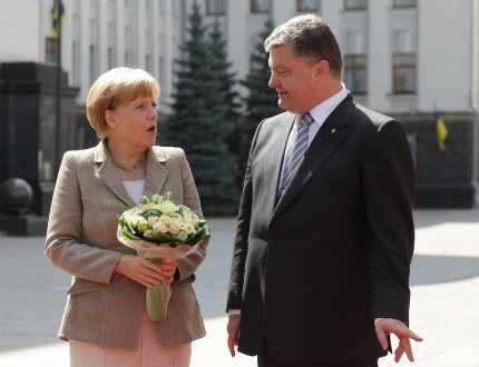 Меркел стартира ключови преговори в Киев