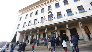 Опашки се извиха пред Българската народна банка а причина за