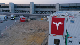 Акциите на Tesla паднаха почти наполовина за три месеца но