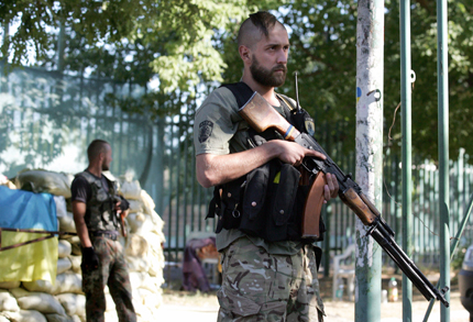 Украинската армия се изтегля от летището в Луганск