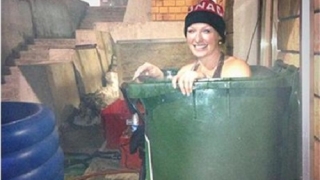 Бобслеистка се къпе в кофа за боклук