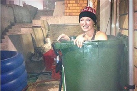 Бобслеистка се къпе в кофа за боклук