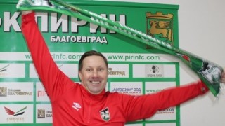 Бивш защитник с над 120 мача в Премиър лийг на