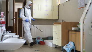 Временно изпълняващият длъжността премиер на Румъния Людовик Орбан и цялото