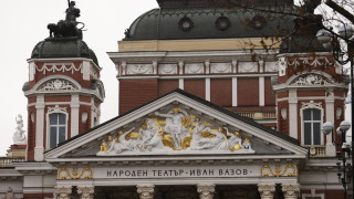 Актьори се събраха пред Народния театър в подкрепа на Александър