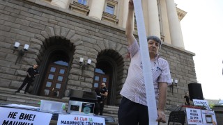 Симеон Славчев отново показа на МС и НС как се гласува машинно