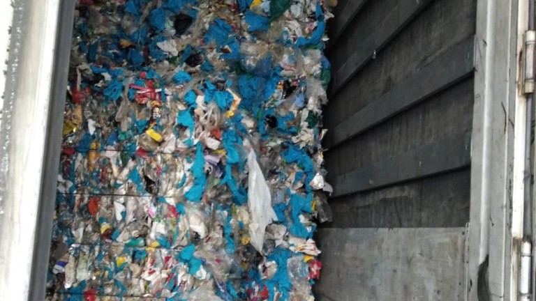 Над 37 тона отпадъци от България спряха на Дунав мост