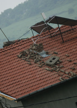 Керемидите в Перник на безценица след земетресението