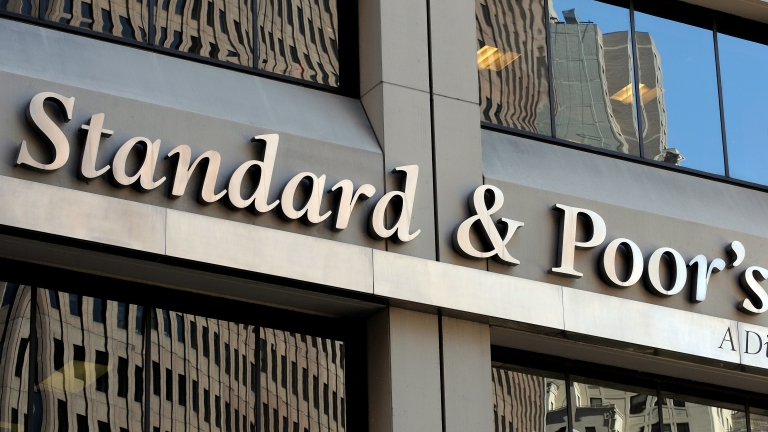 Standard and Poor's понижи с две нива кредитния рейтинг на Великобритания