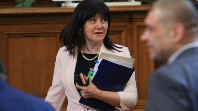 Председателят на парламента Цвета Караянчева наставлява президента и защитава Цветанов.