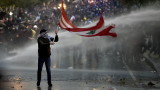 Сблъсъци и сълзотворен газ пред парламента в Бейрут