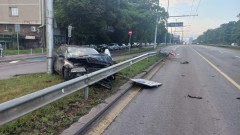 Кола се заби в мантинела на "Цариградско шосе"