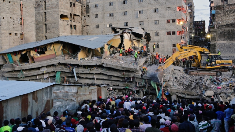 Спасиха жена шест дни след срутването на сграда в Кения 