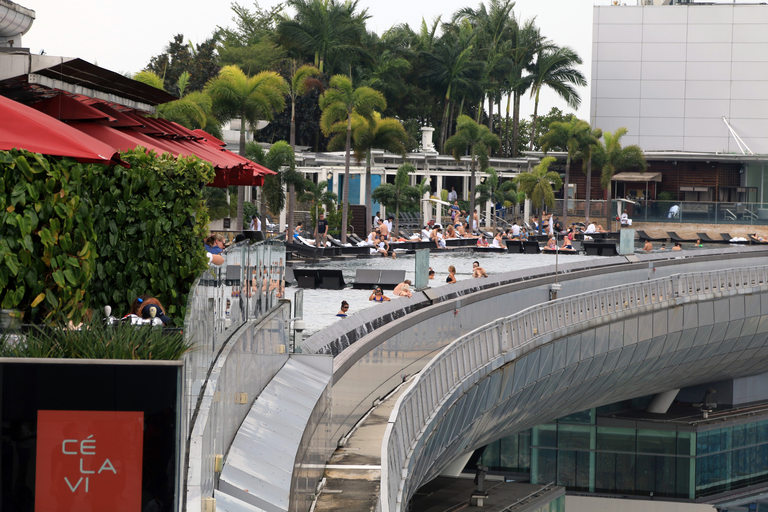 Прословутият басейн на покрива на хотела