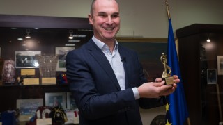 Петър Бакърджиев от bTV беше награден с най престижната наградата за