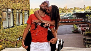 Румънският модел Мадалина Геня получи букет червени рози за рождения