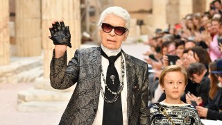 Слънчевите очила и косата вързана на ниска опашка са запазените