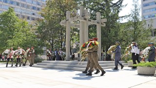 С едноминутно мълчание и вой на сирени на линейки днес