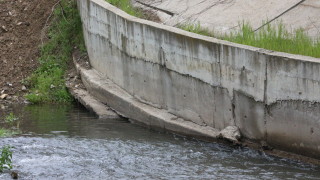 Спират движението по временния мост в село Каравелово