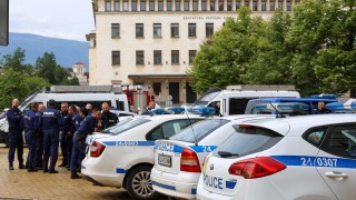 Полицай охраняващ протеста който в момента се провежда пред Народното