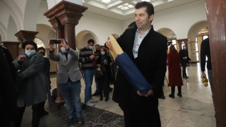 Премиерът Кирил Петков влезе със списък от 19 имена на