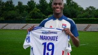 Олимпик Лион представи официално сенегалския национал Муса Ниакате 28 годишният защитник