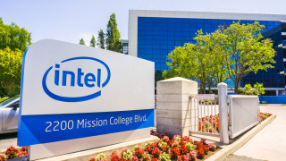 Американският технологичен гигант Intel забавя графика своя проект за изграждане
