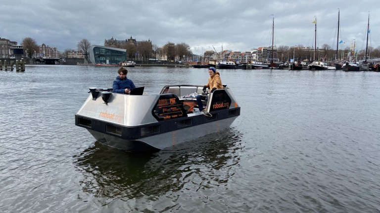 В Амстердам започват изпитания на електрически лодки, които да облекчат