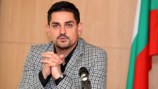 Министърът на младежта и спорта Радостин Василев обяви че от