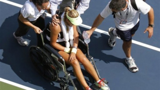 Азаренка припада на корта, напусна US Open