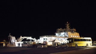 Кораб на италианската брегова охрана с повече от 500 имигранти
