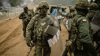 Полша се готви за голяма офанзива на въоръжени мигранти от Беларус тази вечер