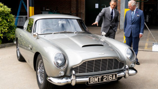 Агент 007 отваря вратата на гаража си за всички свои фенове