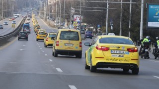 Общинските съветници в София приеха облекчения за таксиметровите превозвачи в