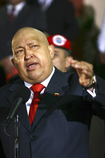 Уго Чавес подари къща на тримилионния последовател на своя блог